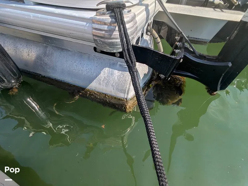 Slide: The Image of Sun Tracker 22 DLX 2023 - 16238600