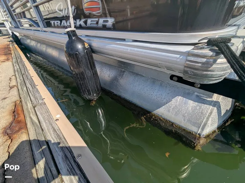 Slide: The Image of Sun Tracker 22 DLX 2023 - 16238601