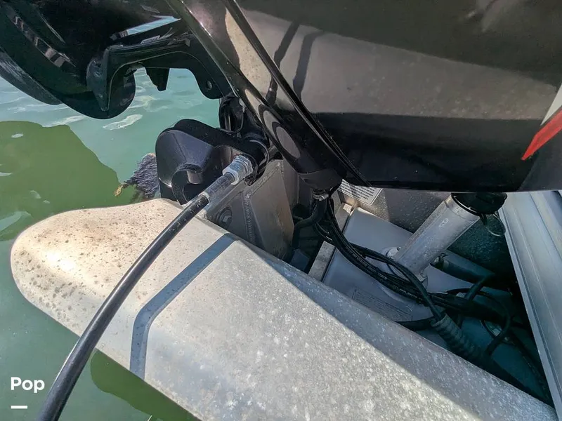 Slide: The Image of Sun Tracker 22 DLX 2023 - 16238603