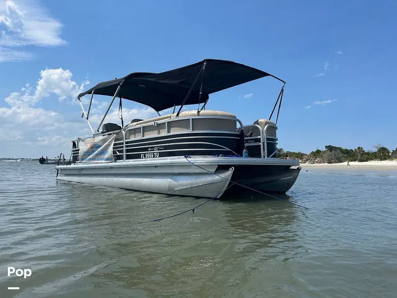 Slide: The Image of Sun Tracker 22 DLX 2023 - 16220348