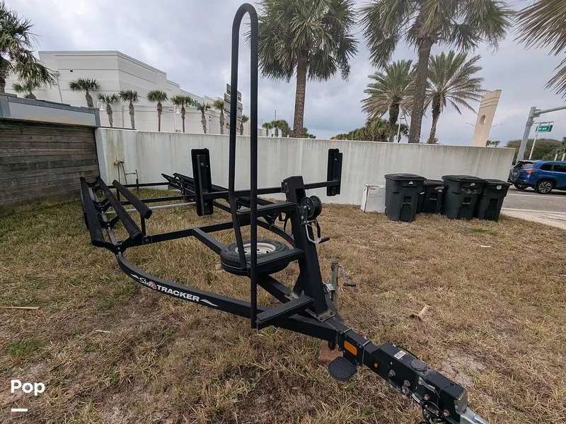 Slide: The Image of Sun Tracker 22 DLX 2023 - 16240740