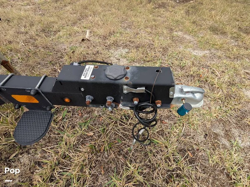 Slide: The Image of Sun Tracker 22 DLX 2023 - 16240741