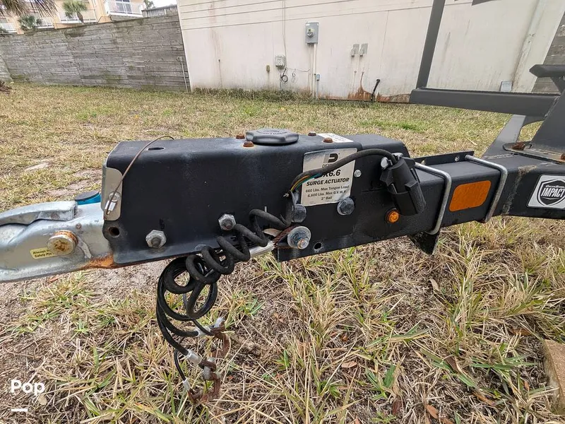 Slide: The Image of Sun Tracker 22 DLX 2023 - 16240742