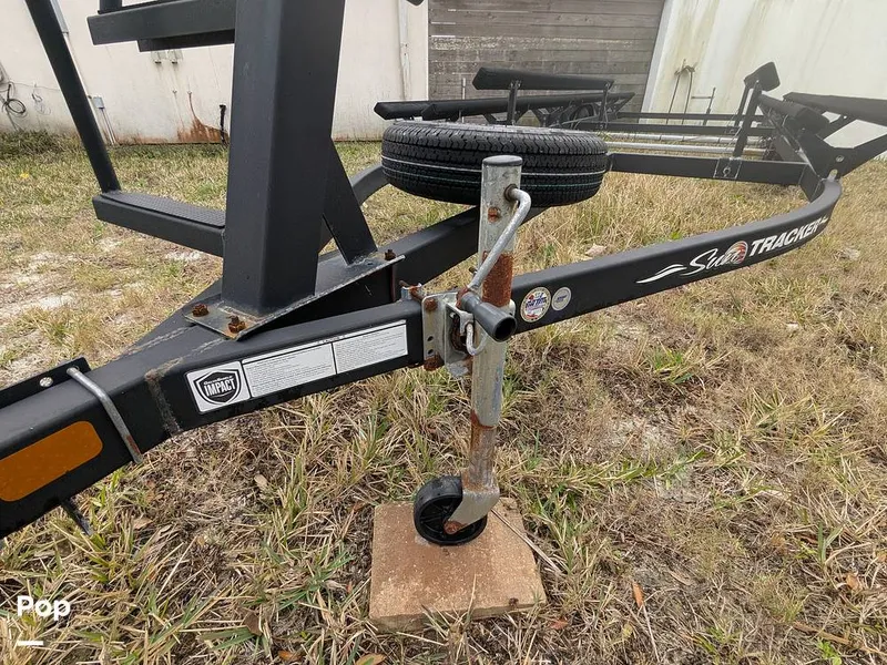 Slide: The Image of Sun Tracker 22 DLX 2023 - 16240743