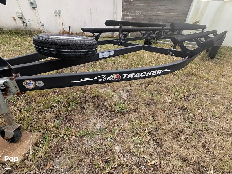 Slide: The Image of Sun Tracker 22 DLX 2023 - 16240744