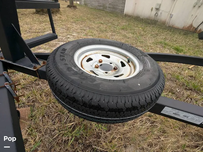 Slide: The Image of Sun Tracker 22 DLX 2023 - 16240746