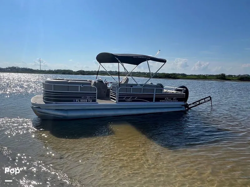 Slide: The Image of Sun Tracker 22 DLX 2023 - 16220351