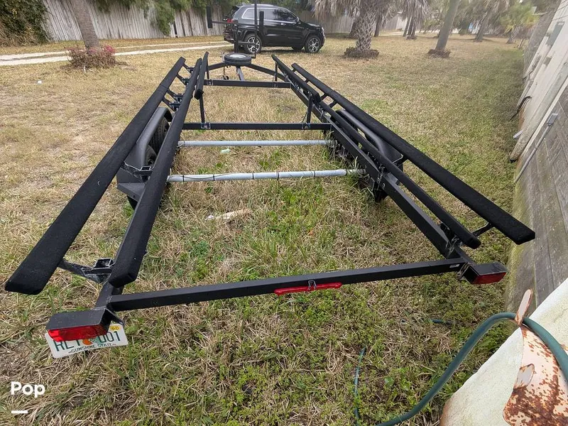 Slide: The Image of Sun Tracker 22 DLX 2023 - 16240750