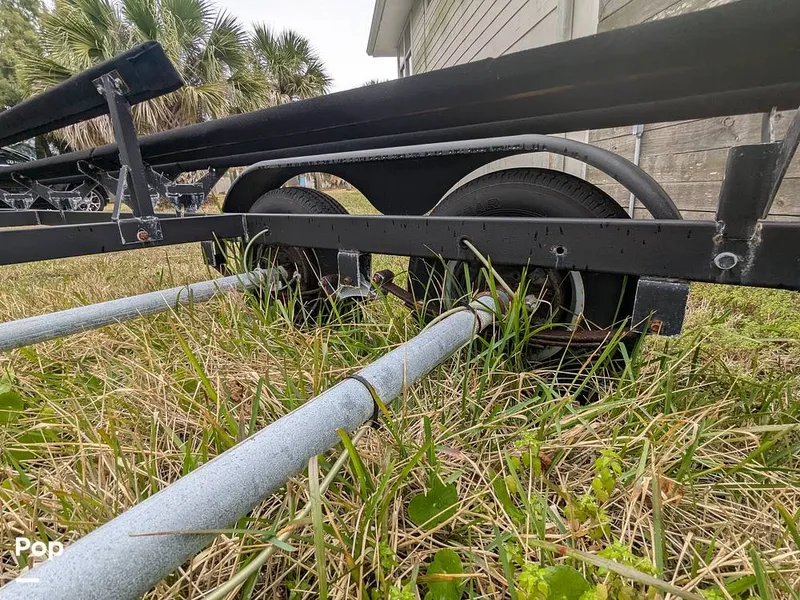 Slide: The Image of Sun Tracker 22 DLX 2023 - 16240752