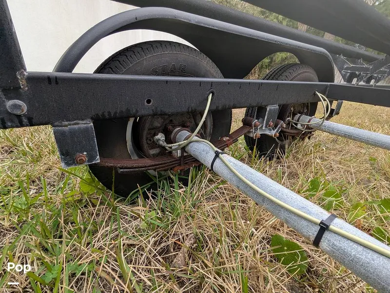 Slide: The Image of Sun Tracker 22 DLX 2023 - 16240751