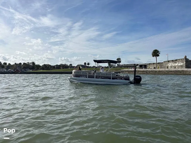 Slide: The Image of Sun Tracker 22 DLX 2023 - 16220353