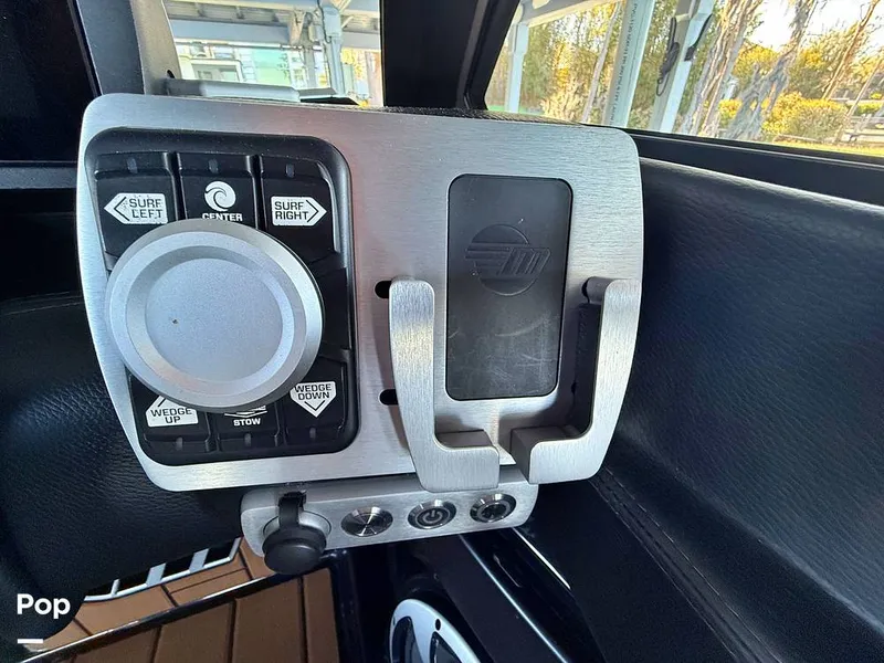 Slide: The Image of Malibu 23 MXZ Black & Gold Edition 2020 - 16243063