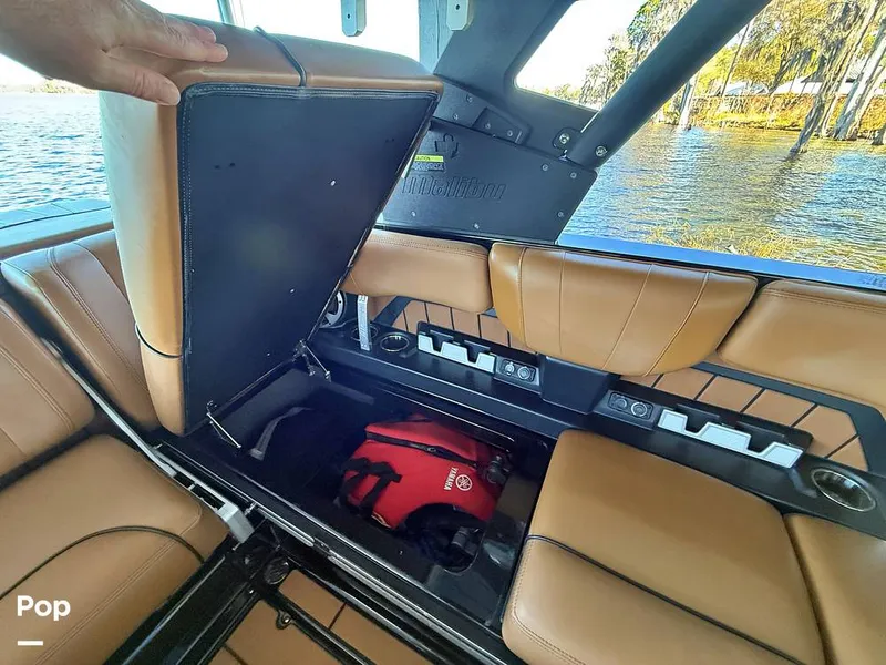 Slide: The Image of Malibu 23 MXZ Black & Gold Edition 2020 - 16243071