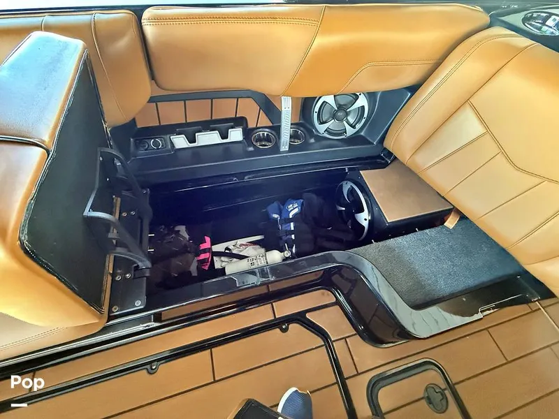 Slide: The Image of Malibu 23 MXZ Black & Gold Edition 2020 - 16243072