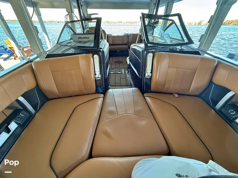 Slide: The Image of Malibu 23 MXZ Black & Gold Edition 2020 - 16243077