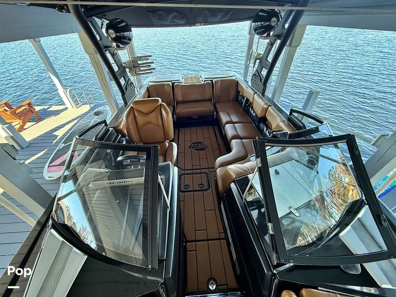 Slide: The Image of Malibu 23 MXZ Black & Gold Edition 2020 - 16243078