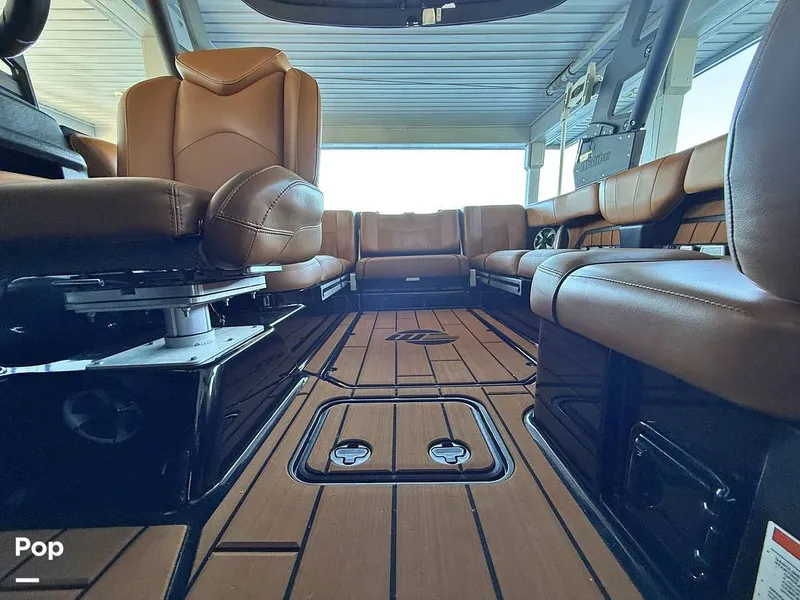 Slide: The Image of Malibu 23 MXZ Black & Gold Edition 2020 - 16243079