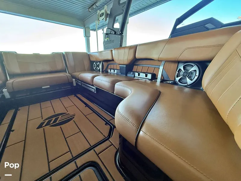 Slide: The Image of Malibu 23 MXZ Black & Gold Edition 2020 - 16243082