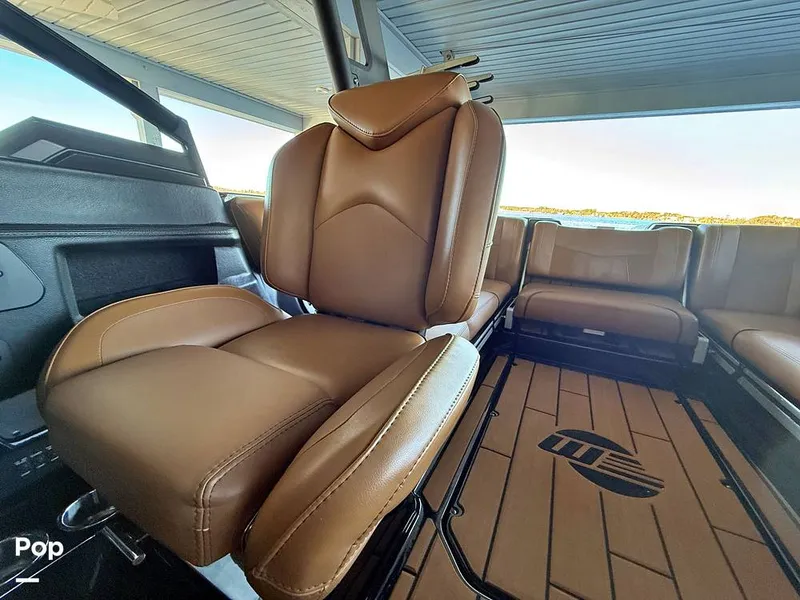 Slide: The Image of Malibu 23 MXZ Black & Gold Edition 2020 - 16243083