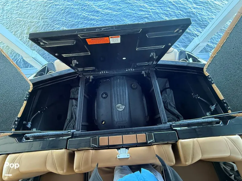 Slide: The Image of Malibu 23 MXZ Black & Gold Edition 2020 - 16243085