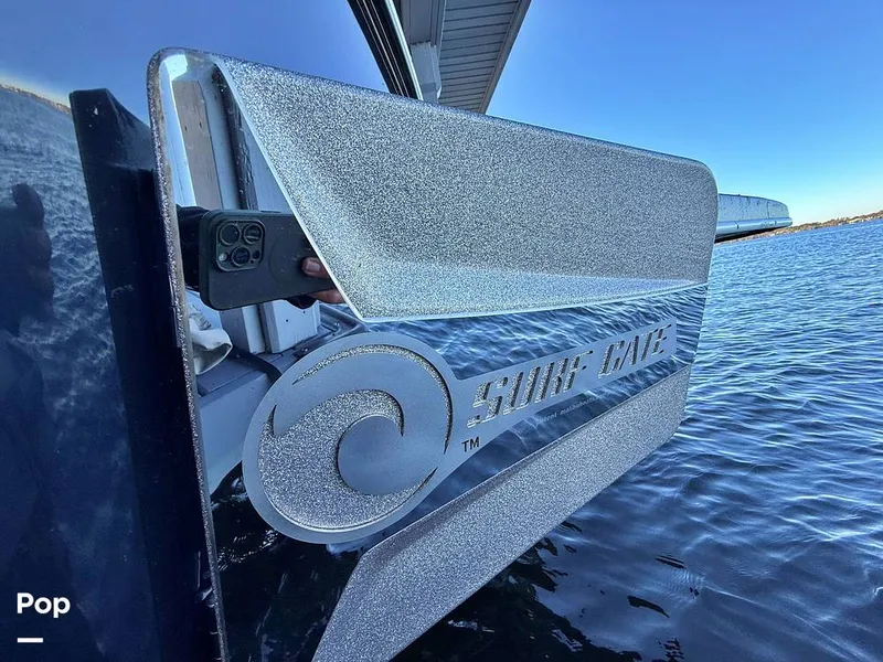 Slide: The Image of Malibu 23 MXZ Black & Gold Edition 2020 - 16243096