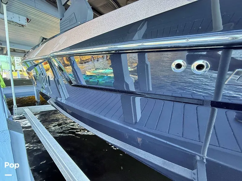 Slide: The Image of Malibu 23 MXZ Black & Gold Edition 2020 - 16243097