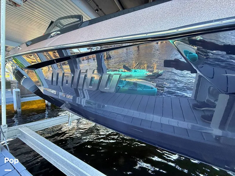 Slide: The Image of Malibu 23 MXZ Black & Gold Edition 2020 - 16243099