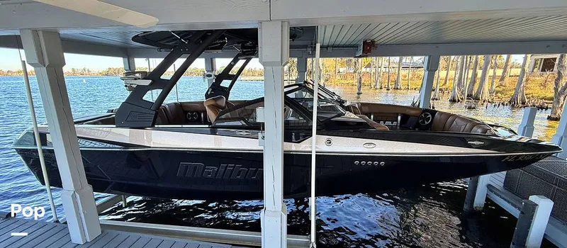 Slide: The Image of Malibu 23 MXZ Black & Gold Edition 2020 - 16243105
