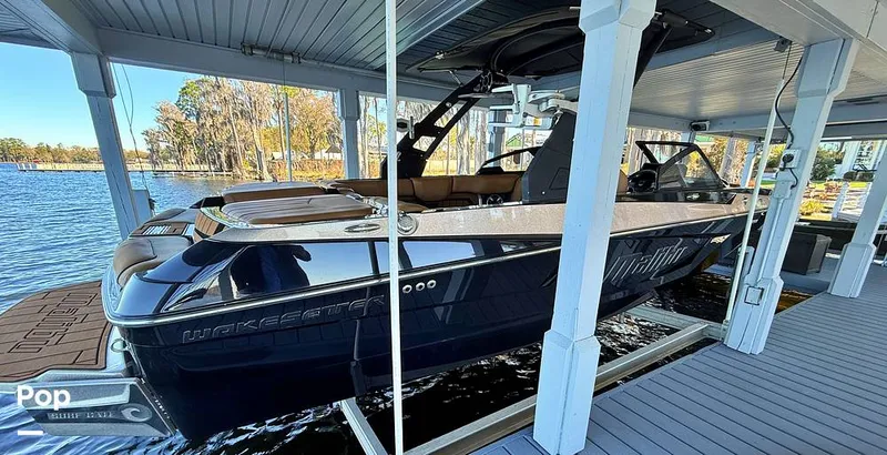 Slide: The Image of Malibu 23 MXZ Black & Gold Edition 2020 - 16243108