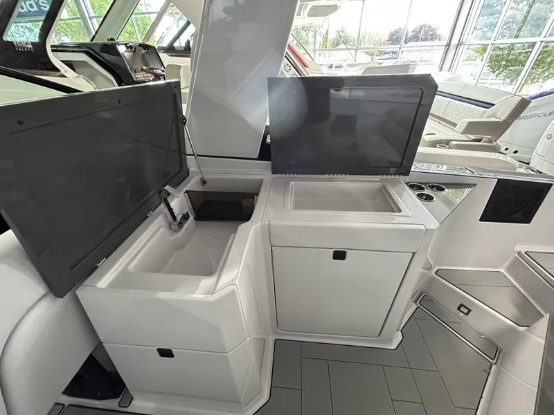 Slide: The Image of Aviara AV32 Outboard 2024 - 12