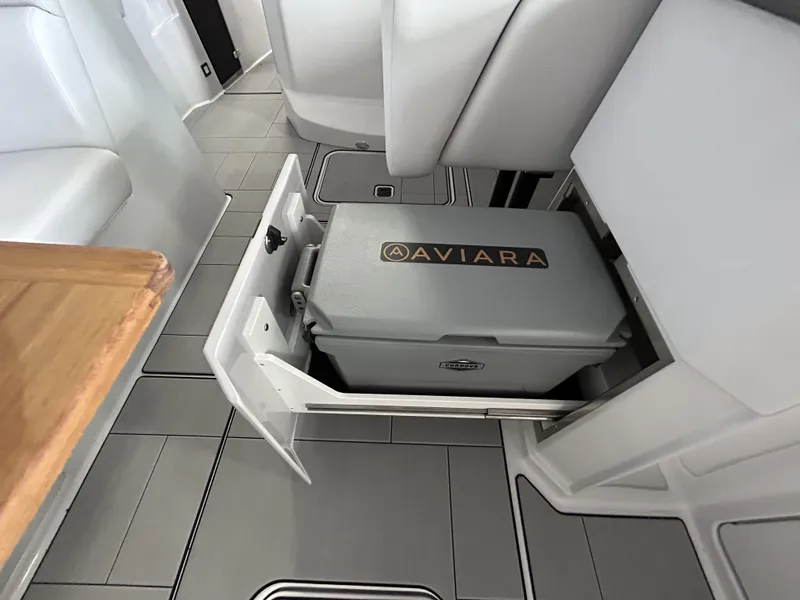 Slide: The Image of Aviara AV32 Outboard 2024 - 17