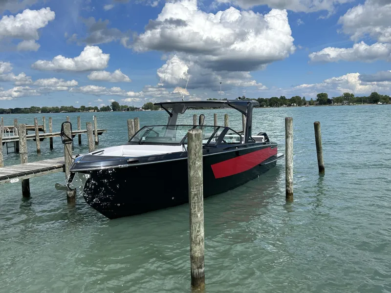 Slide: The Image of Aviara AV32 Outboard 2024 - 2