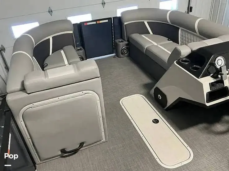 Slide: The Image of Crest 220 SLC 2025 - 16237695