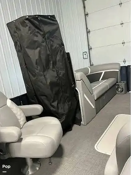 Slide: The Image of Crest 220 SLC 2025 - 16237661