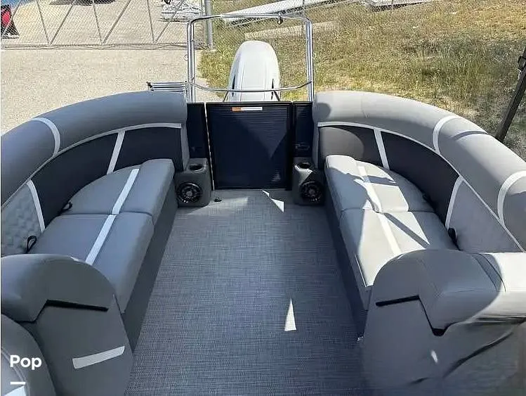 Slide: The Image of Crest 220 SLC 2025 - 16237700