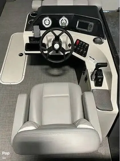 Slide: The Image of Crest 220 SLC 2025 - 16237702