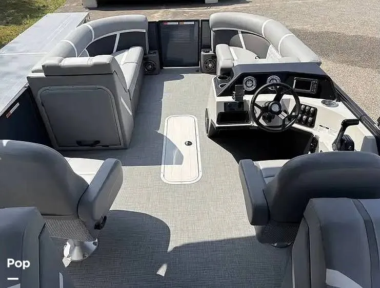 Slide: The Image of Crest 220 SLC 2025 - 16237691