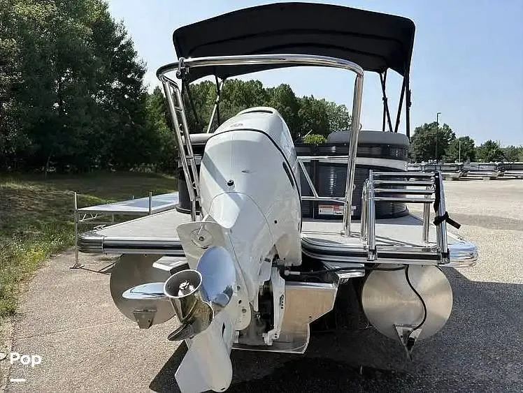 Slide: The Image of Crest 220 SLC 2025 - 16237686