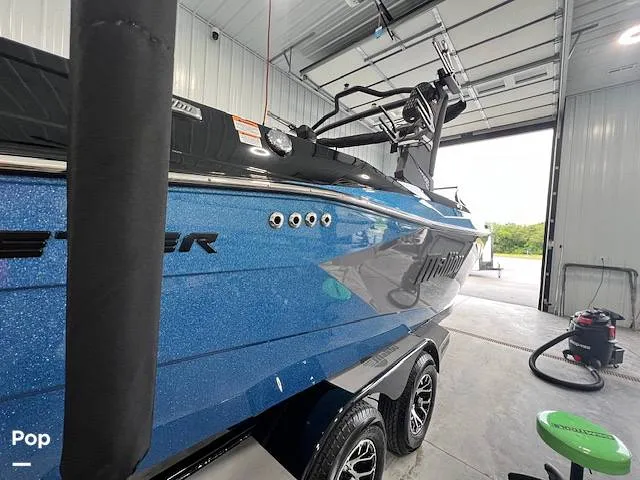 Slide: The Image of Malibu Wakesetter 23 LSV 2024 - 16237144