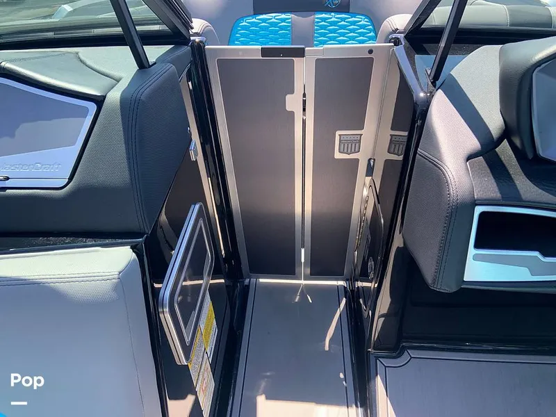 Slide: The Image of Mastercraft X22 2022 - 16574556