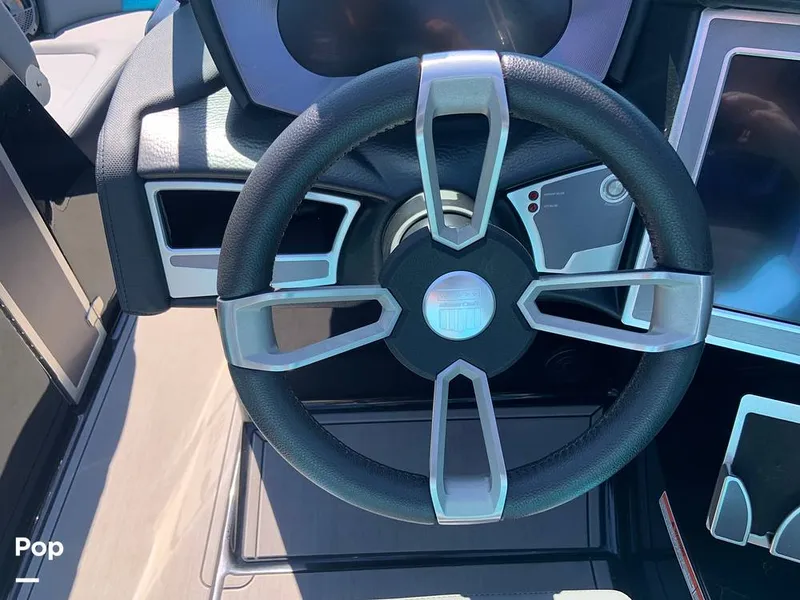 Slide: The Image of Mastercraft X22 2022 - 16574496