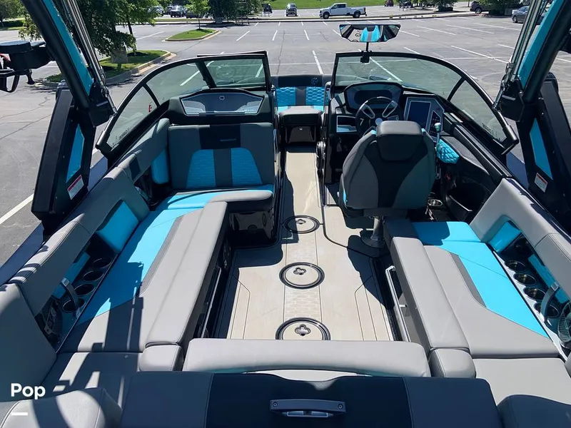 Slide: The Image of Mastercraft X22 2022 - 16570118
