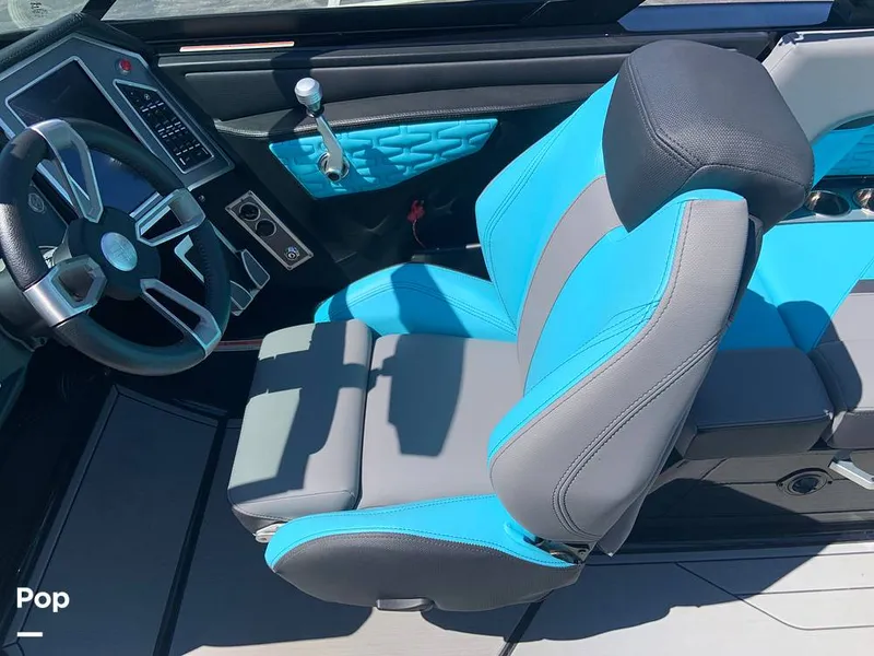 Slide: The Image of Mastercraft X22 2022 - 16572912