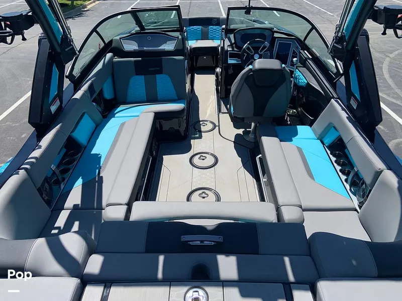 Slide: The Image of Mastercraft X22 2022 - 16572898