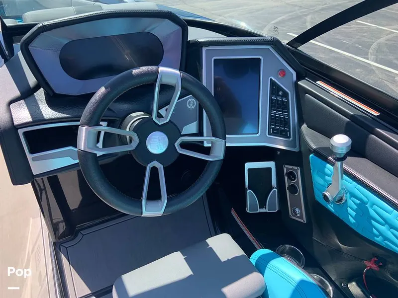 Slide: The Image of Mastercraft X22 2022 - 16572914