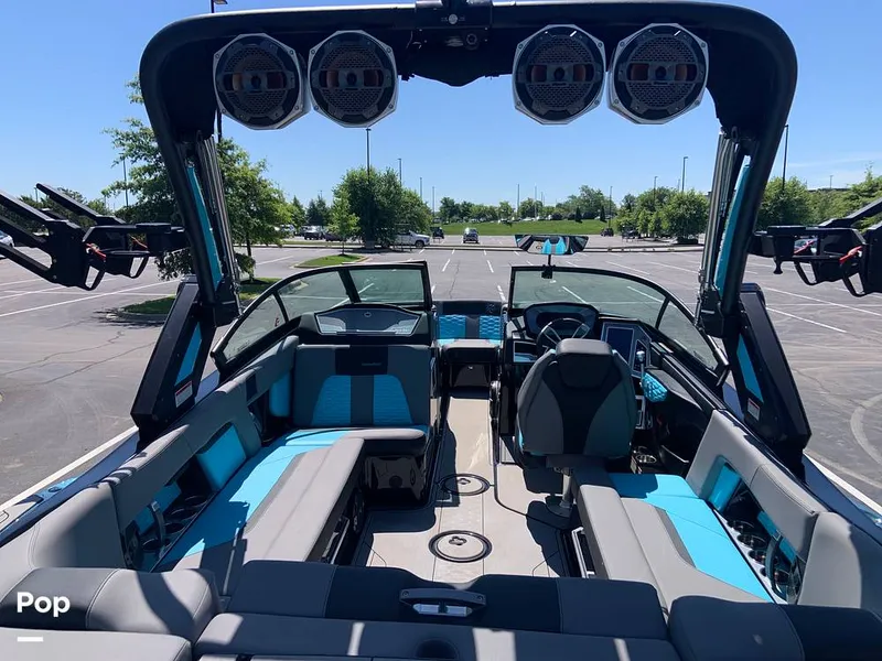Slide: The Image of Mastercraft X22 2022 - 16570117