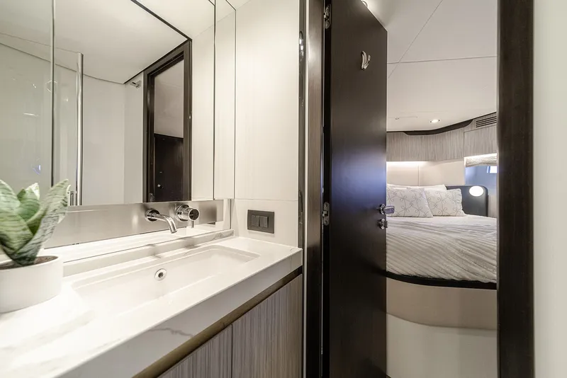 Slide: The Image of Azimut 60 Fly 2020 - 30