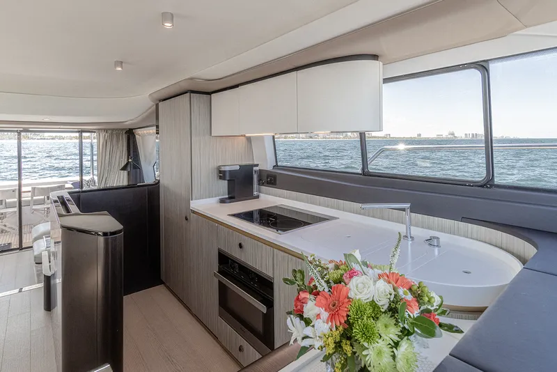 Slide: The Image of Azimut 60 Fly 2020 - 25