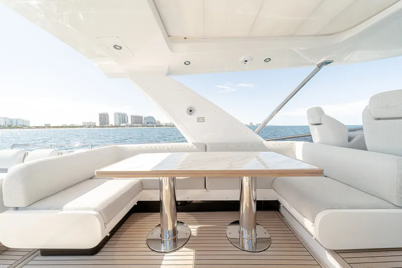 Slide: The Image of Azimut 60 Fly 2020 - 13