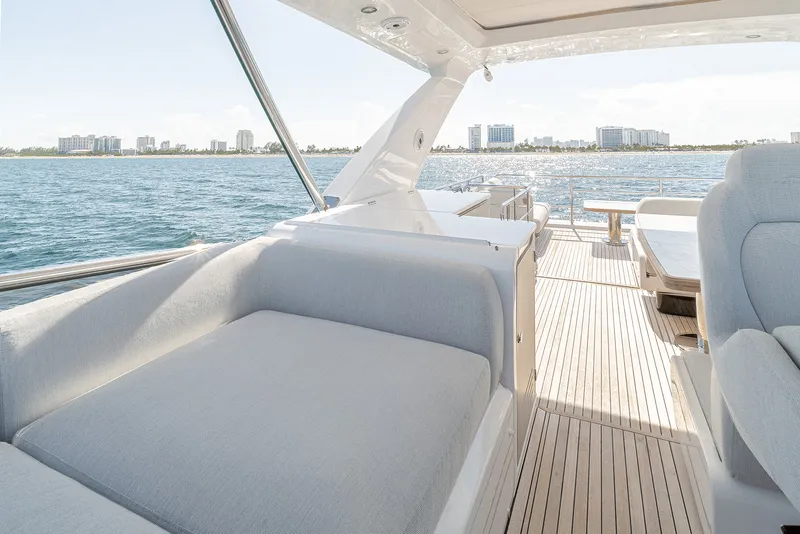 Slide: The Image of Azimut 60 Fly 2020 - 14